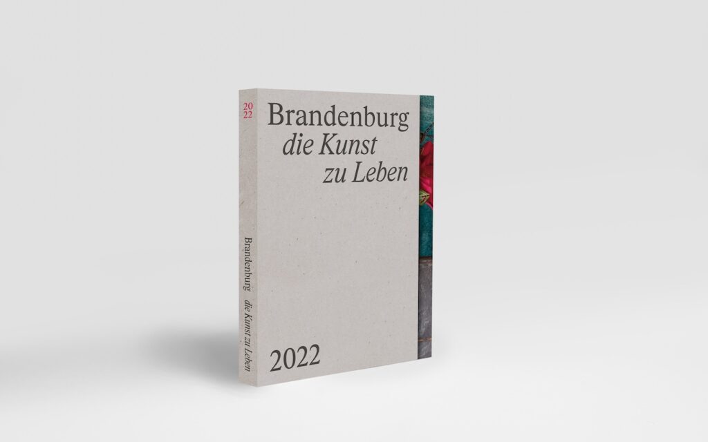 Buch "Brandenburg - die Kunst zu Leben" auf weißem Hintergrund