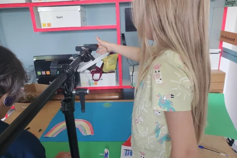 Kinder erstellen einen Trickfilm