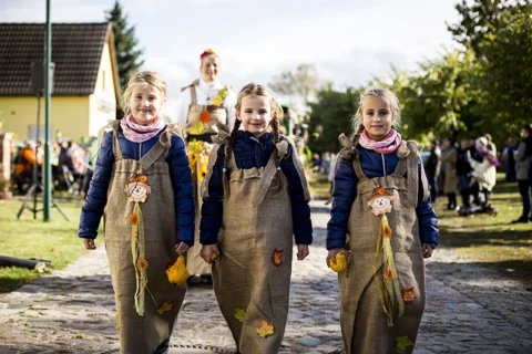 3 Mädchen verkleidet führen den Umzug an.