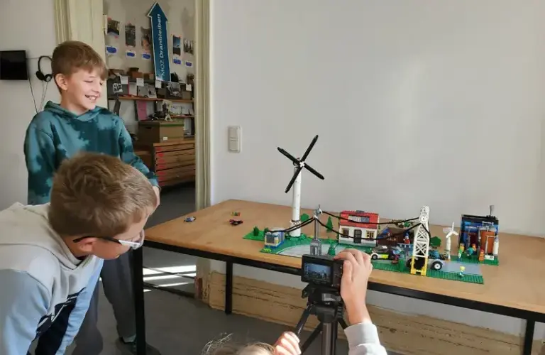 Kinder erstellen ein Stopmotionfilm