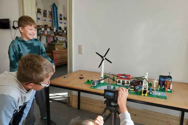 Kinder erstellen ein Stopmotionfilm